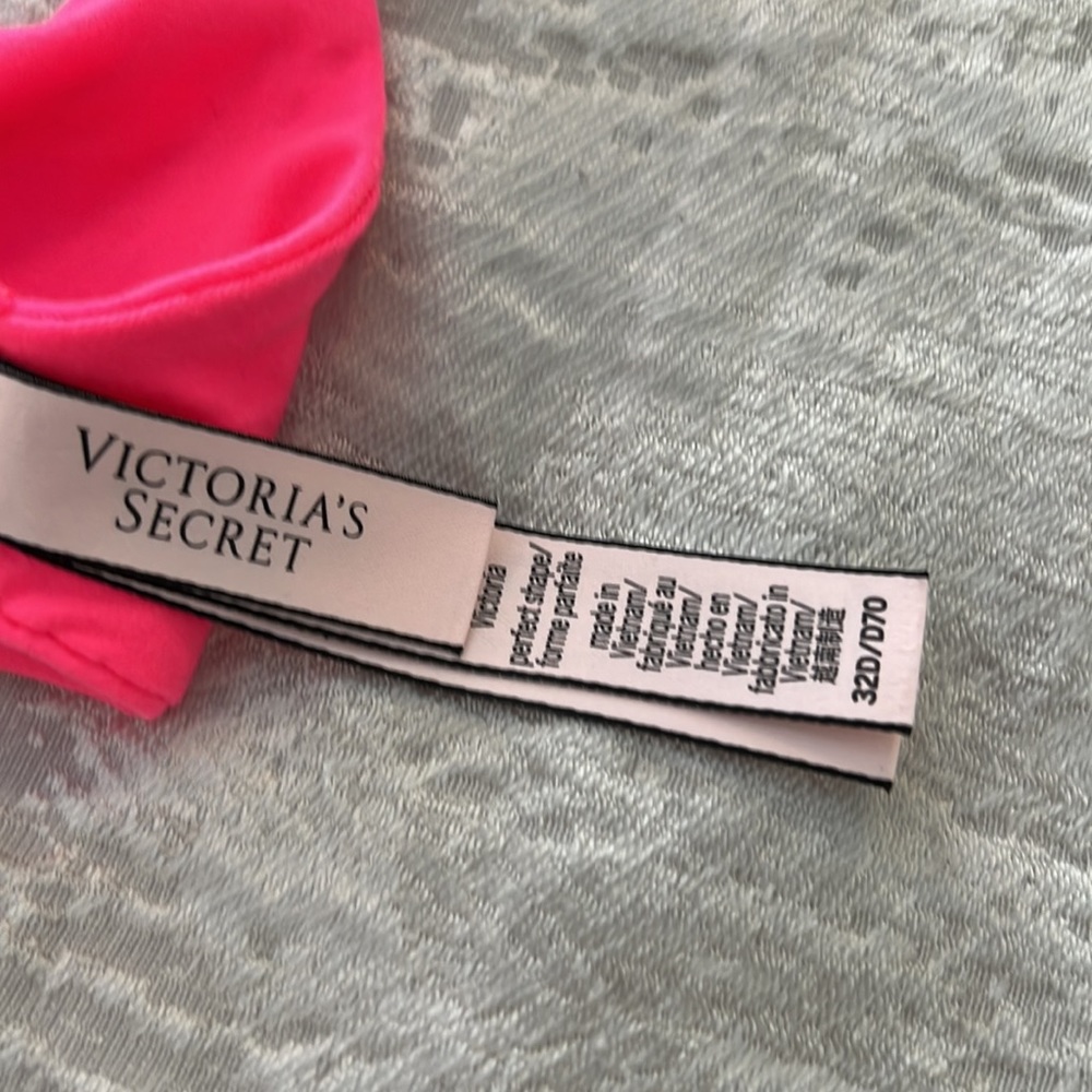 VICTORIA’S SECRET BODY BY VICTORIA 32D NWOT - Picture 2 of 3